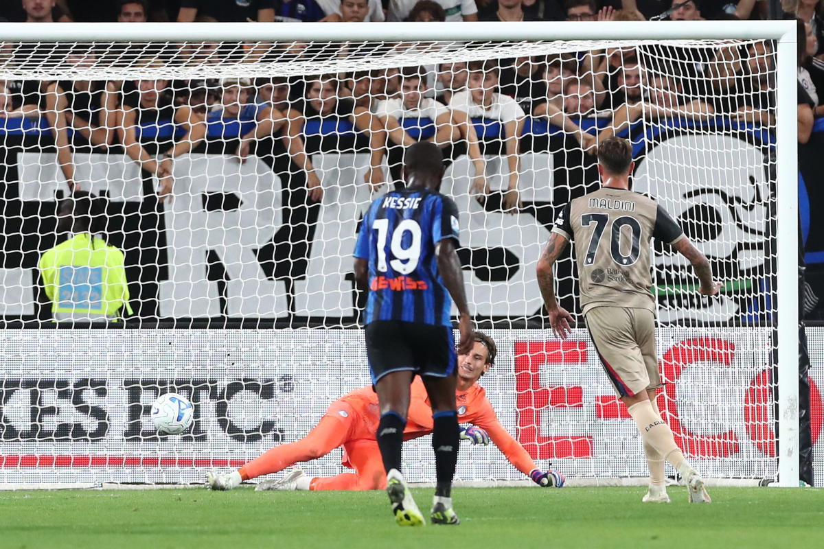 BERGAMO, ITALY - SEPTEMBER 12: Cagliari's Daniel Maldini scores his team's second penalty kick during the Serie A match between Atalanta BC and Parma at the Atletico Azul Stadium on September 12, 2026 in Bergamo, Italy. (Photo by Marco Luzani/Getty Images)