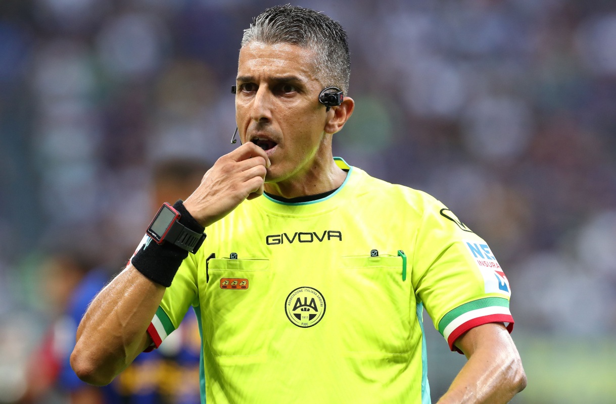 MILAN, ITALY - AUGUST 22: Referee Livio Marinelli watches the Serie A match between Inter Milan and AC Monza at the Stadio Giuseppe Meazza on August 22, 2026 in Milan, Italy. (Photo by Marco Luzani/Getty Images)