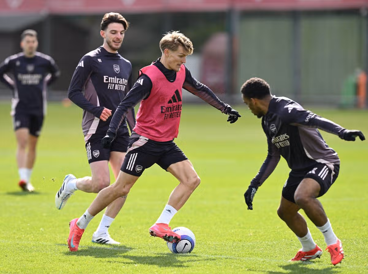 (L-R) Arsenal's Declan Rice, Martin Odegaard and Jurrien Timber during training at the Sobha Realty Training Center on March 15, 2025 in London Colney, England. 