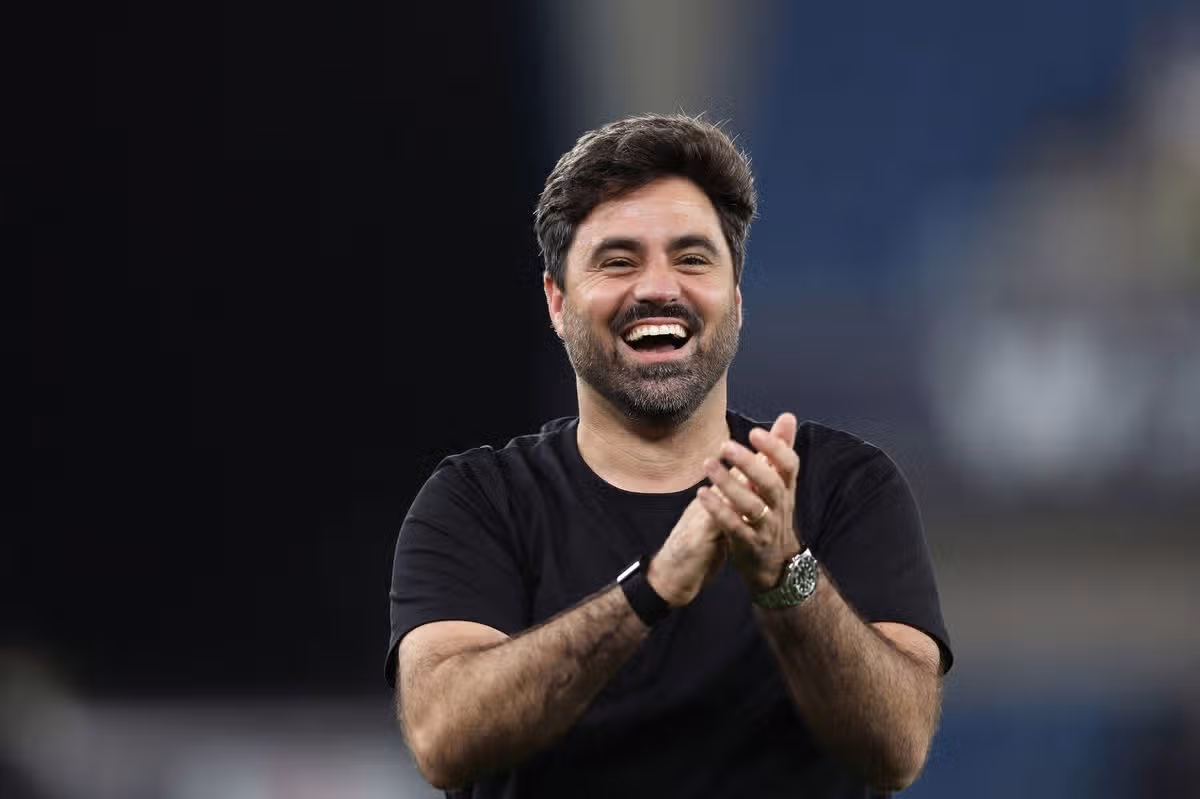 LONDON, ENGLAND - OCTOBER 13: Swansea City manager Vitor Matos applauds the fans after the team's victory during the Sky Bet Championship 2026/27 match between Millwall and Swansea City at The Den on October 13, 2026 in London, England. (Photo by James Fearn/Getty Images)
