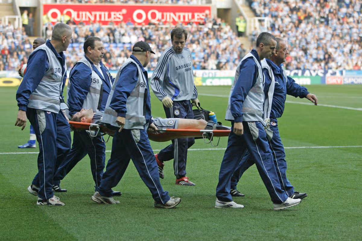 Petr Cech fell to the ground after a collision with Steven Hunt