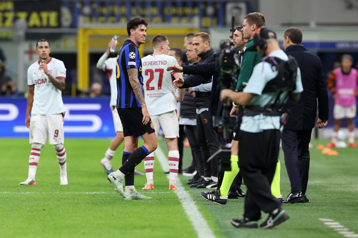 MILAN, ITALY - OCTOBER 21: Alessandro Bastoni of FC Internazionale Milano leaves the field after receiving a red card during the match between FC Internazionale Milano and FC Shakhtar Donetsk during the 2026/27 Liga Champions League MD3. (Photo: Claudio Villa/Getty Images)