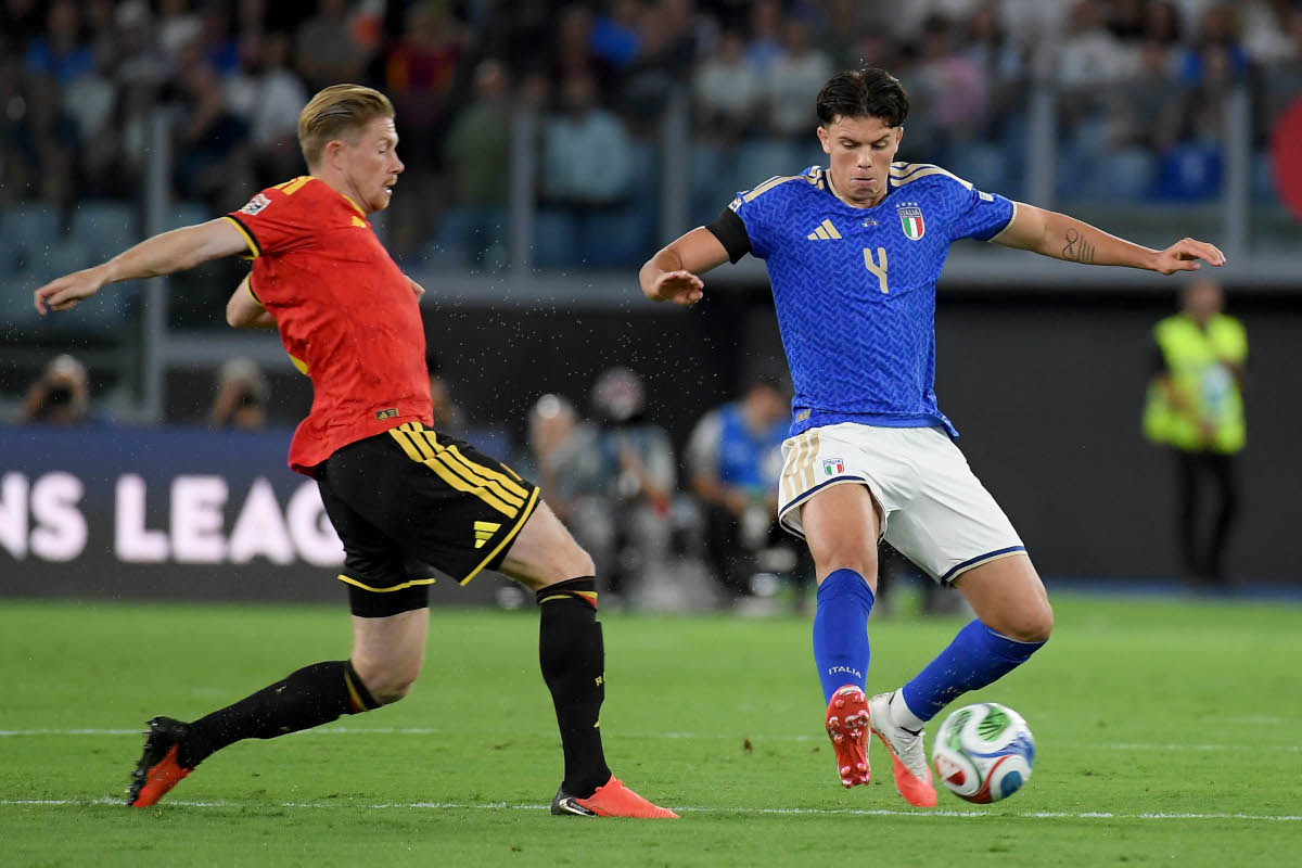 ROME, ITALY - SEPTEMBER 25: Alessandro Romano of Italy fights for the ball with Kevin De Bruyne during the UEFA Nations League 2026/27 group stage match between Italy and Belgium at Stadio Olimpico on September 25, 2026 in Rome, Italy. (Photo by Marco Rossi/Getty Images)