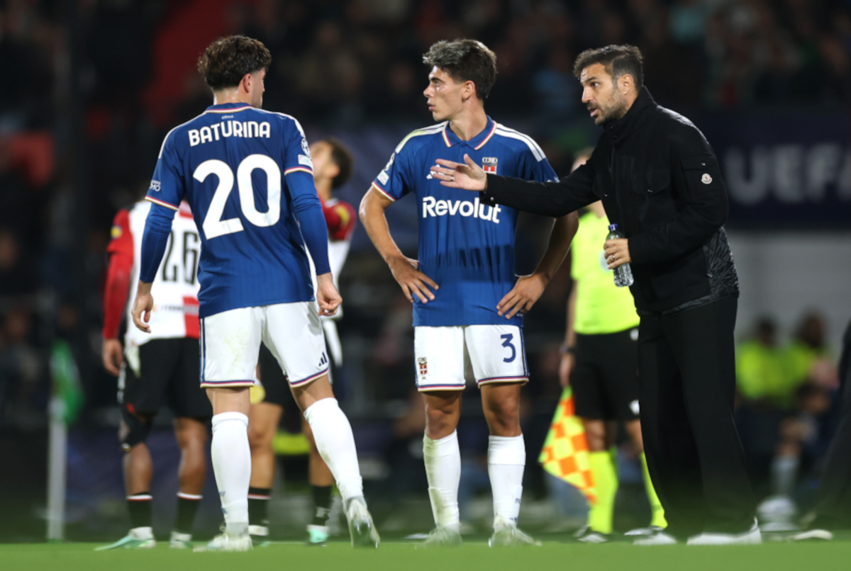 ROTTERDAM, THE NETHERLANDS - OCTOBER 14: Cesc Fabregas, manager of Como 1907, talks with Cesc Fabregas, Martin Baturina and Alex Valle during the UEFA Champions League 2026/27 League Phase MD2 match between Feyenoord and Como 1907 at Ne16,Ne140, Roland, Kuiland on October 2, 2007. (Photo: Lars Baron/Getty Images)
