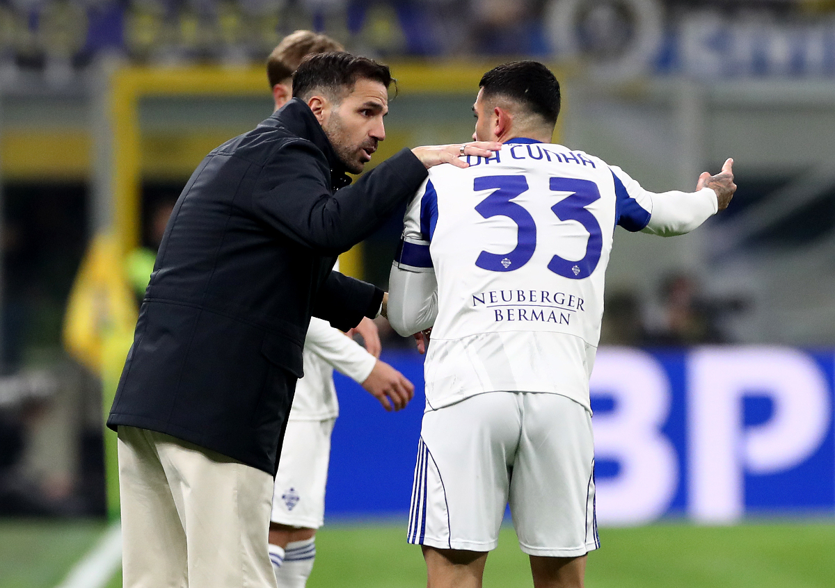 MILAN, ITALY - DECEMBER 06: Como 1907 head coach Cesc Fabregas talks with Como 1907 head coach Lucas Da Cunha during the Serie A match between FC Internazionale and Como 1907 at Stadio Giuseppe Meazza on December 06, 2025 in Milan, Italy. (Photo by Marco Luzzani/Getty Images)