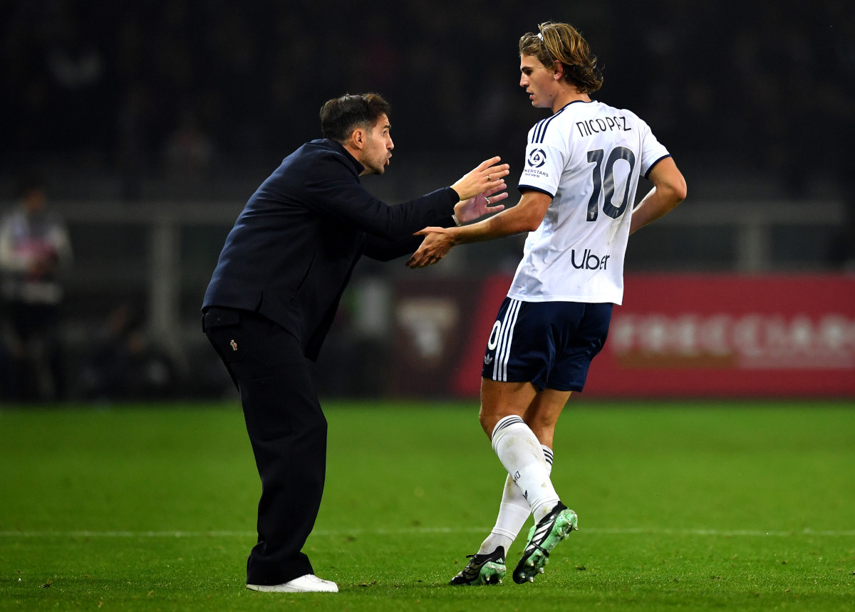 TURIN, ITALY - OCTOBER 27: Cesc Fabregas, manager of Como 1907, instructs Nico Paz during the Serie A match between Torino FC and Como 1907 at Stadio Olimpico Grande Torino on October 27, 2026 in Turin, Italy. (Photo: Valerio Pennicino/Getty Images)