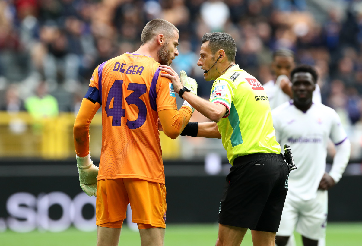 MILAN, ITALY - OCTOBER 25: David De Gea of ​​ACF Fiorentina reacts with referee Maurizio Mariani during the Serie A match between FC Internazionale and ACF Fiorentina at Stadio Giuseppe Meazza on October 25, 2026 in Milan, Italy. (Photo by Marco Luzzani/Getty Images)