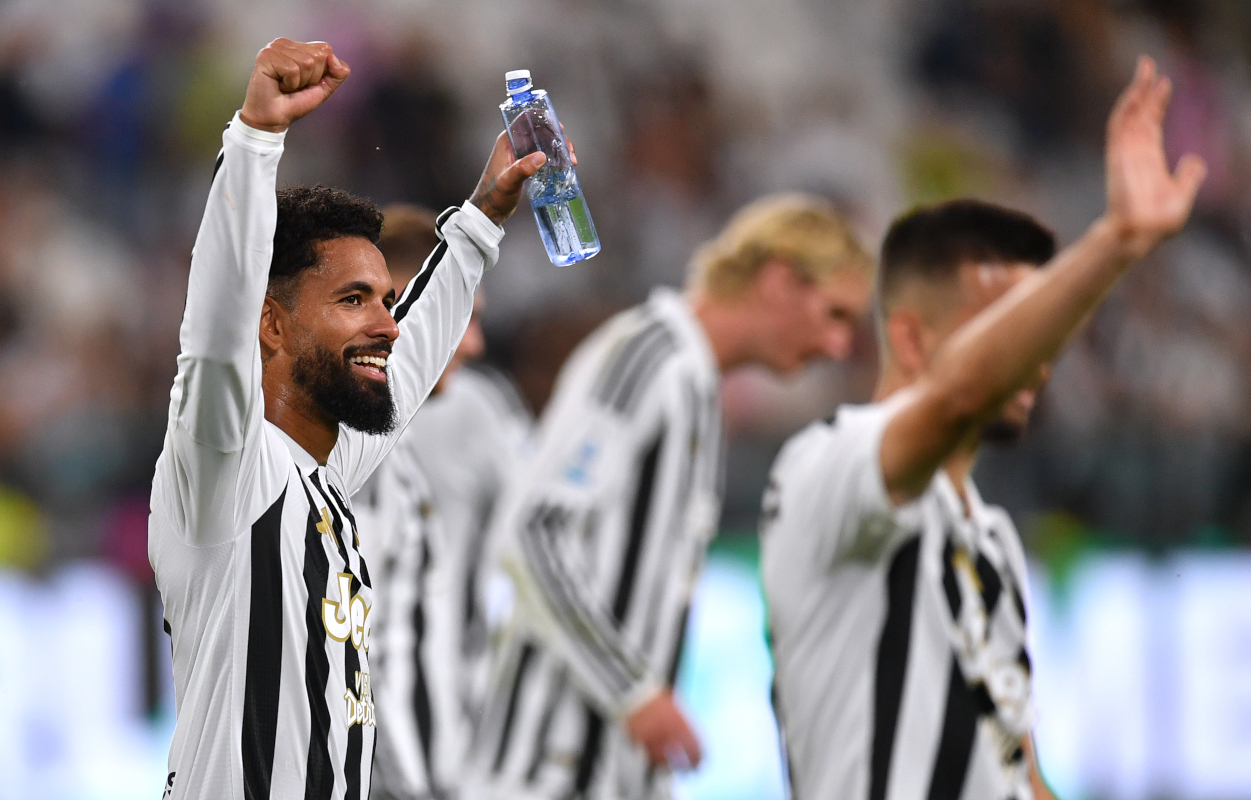 TURIN, ITALY - SEPTEMBER 20: Douglas Luiz of Juventus celebrates after the Serie A match between Juventus and Atalanta BC at Allianz Stadium on September 20, 2026 in Turin, Italy. (Photo by Valerio Pennicino/Getty Images)