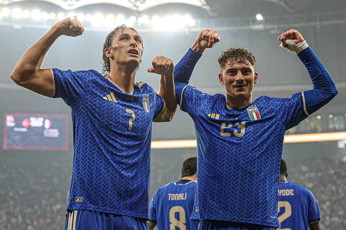 Francesco Pio Esposito with his brother Sebastiano Esposito celebrating Turkey vs Italy in the Nations League (@azzurri)