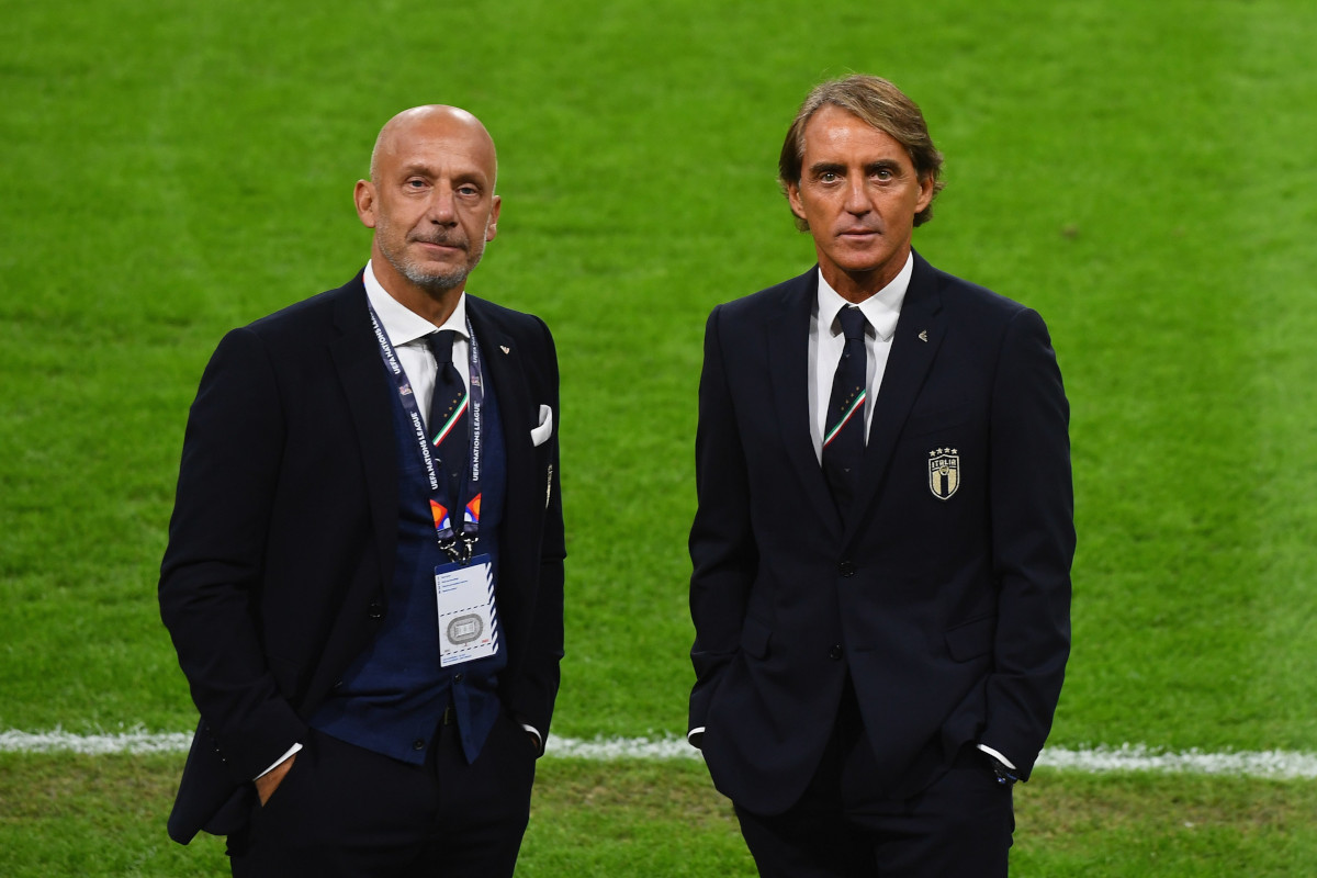 AMSTERDAM, THE NETHERLANDS - SEPTEMBER 07: Italy coach Roberto Mancini and Italy's Gianluca Vialli take a break for the camera before the UEFA Nations League group stage match between Netherlands and Italy at Johan Cruijff Arena on September 7, 2020 in Amsterdam. (Photo: Claudio Villa/Getty Images)