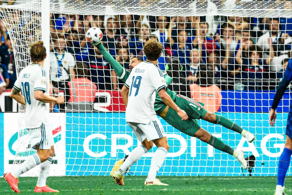Gianluigi Donnarumma saves in Italy's 1-1 Nations League draw in France (@azzurri)