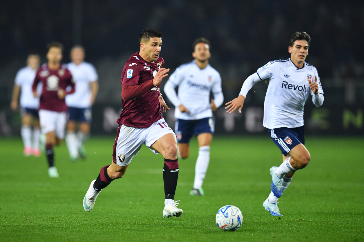 TURIN, ITALY - OCTOBER 27: Giovanni Simeone of Torino FC runs with the ball during the Serie A match between Torino FC and Como 1907 at Stadio Olimpico Grande Torino on October 27, 2026 in Turin, Italy. (Photo: Valerio Pennicino/Getty Images)