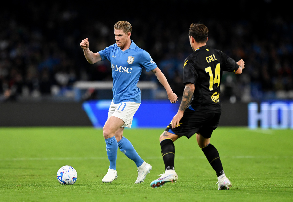 NAPLES, ITALY - OCTOBER 10: Kevin De Bruyne of SSC Napoli controls the ball as Giacomo Calo of Frosinone Calcio is under pressure during the Serie A match between SSC Napoli and Frosinone Calcio at Stadio Diego Armando Maradona on October 10, 2026 in Naples, Italy. (Photographer Francesco Pecoraro/Getty Images)