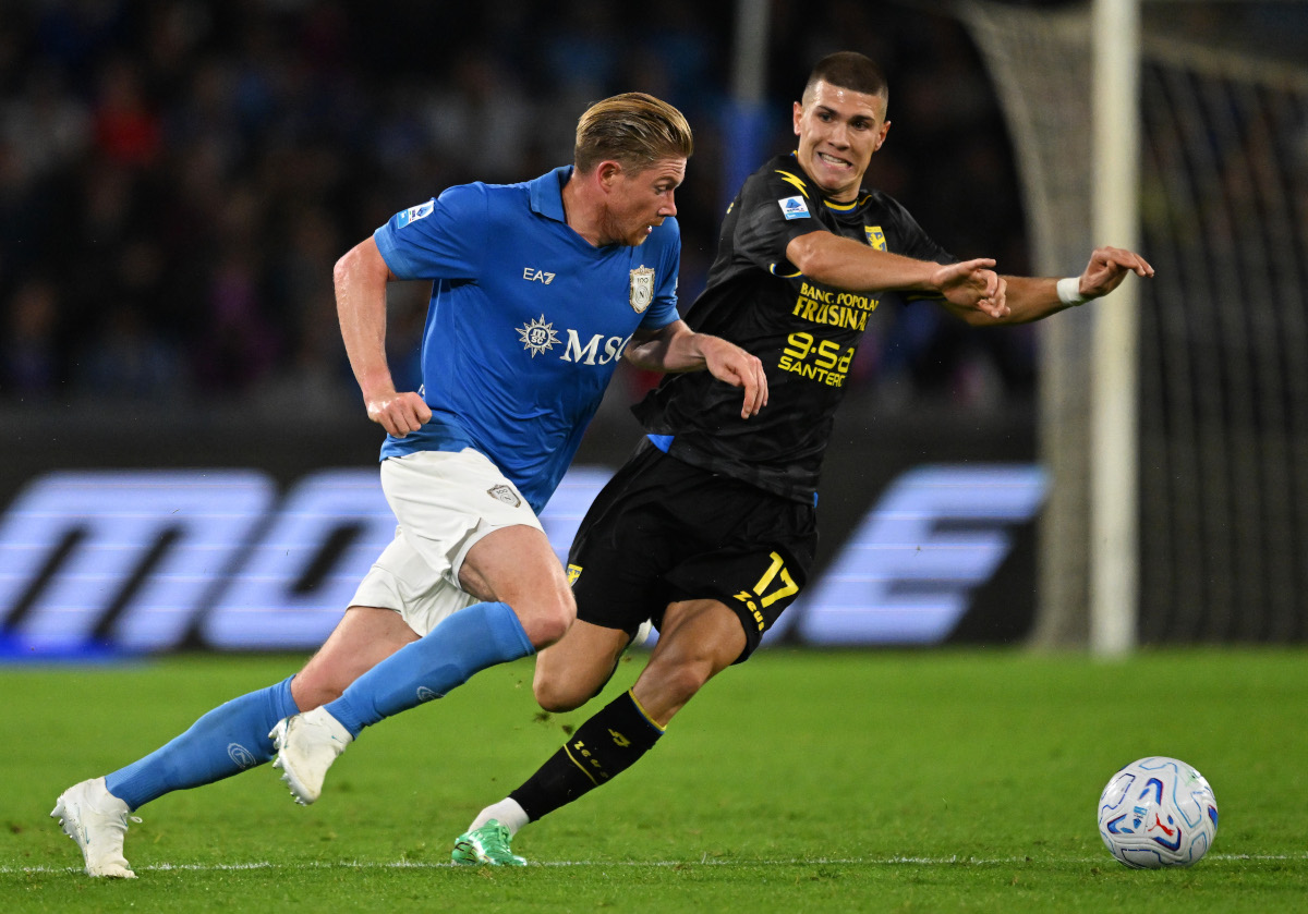 NAPLES, ITALY - OCTOBER 10: Kevin De Bruyne of SSC Napoli challenges Giorgi Kvernadze of Frosinone Calcio during the Serie A match between SSC Napoli and Frosinone Calcio at Stadio Diego Armando Maradona on October 10, 2026 in Naples, Italy. (Photographer Francesco Pecoraro/Getty Images)