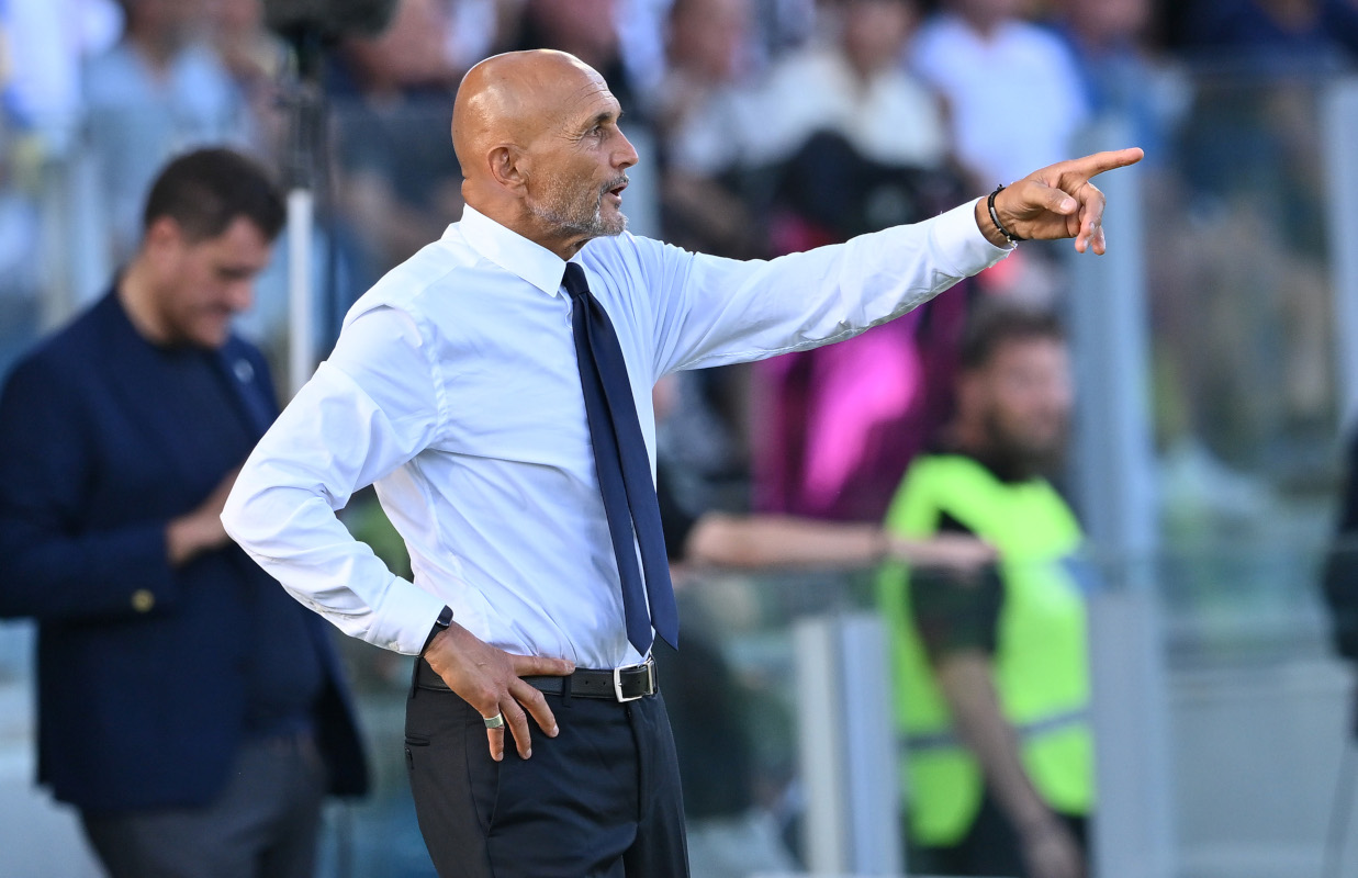 FROSINONE, ITALY - AUGUST 23: FC Juventus head coach Luciano Spalletti gestures during the Serie A match between FC Internazionale and AC Monza at Stadio Giuseppe Meazza on August 23, 2026 in Milan, Italy. (Photo by Giuseppe Bellini/Getty Images)