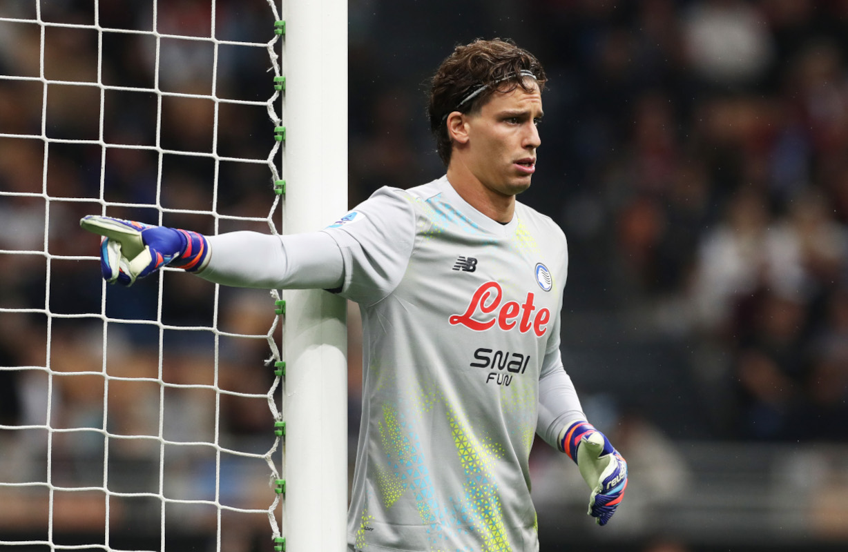 ITALY - OCTOBER 18: Marco Carnesecchi of Atalanta BC gives instructions during the Serie A match between AC Milan and Atalanta BC at Stadio Giuseppe Meazza on October 18, 2026 in Italy. (Photo by Marco Luzzani/Getty Images)