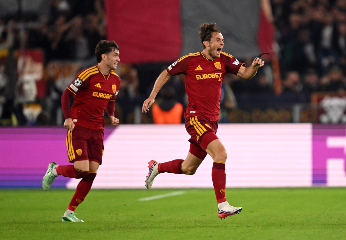 ROME, ITALY - OCTOBER 14: Marten de Roon of AS Roma celebrates scoring his team's first goal during the UEFA Champions League 2026/27 Liga Stage MD2 match between AS Roma and Real Madrid CF at Stadio Olimpico on October 14, 2026 in Rome, Italy. (Photo by Tullio M. Puglia/Getty Images)