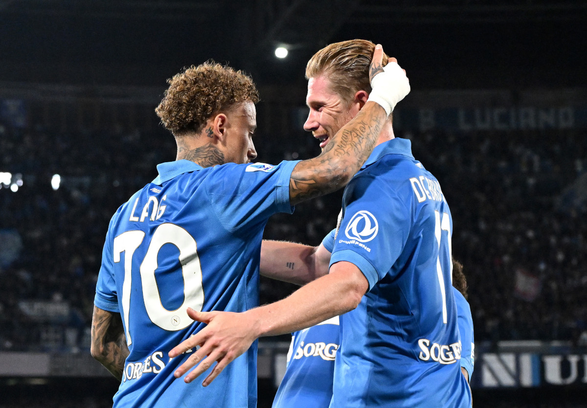 NAPLES, ITALY - OCTOBER 10: Noah Lang of SSC Napoli celebrates scoring his team's second goal with teammate Kevin De Bruyne (R) during the Serie A match between SSC Napoli and Frosinone Calcio at Stadio Diego Armando Maradona on October 10, 2026 in Naples, Italy. (Photographer Francesco Pecoraro/Getty Images)