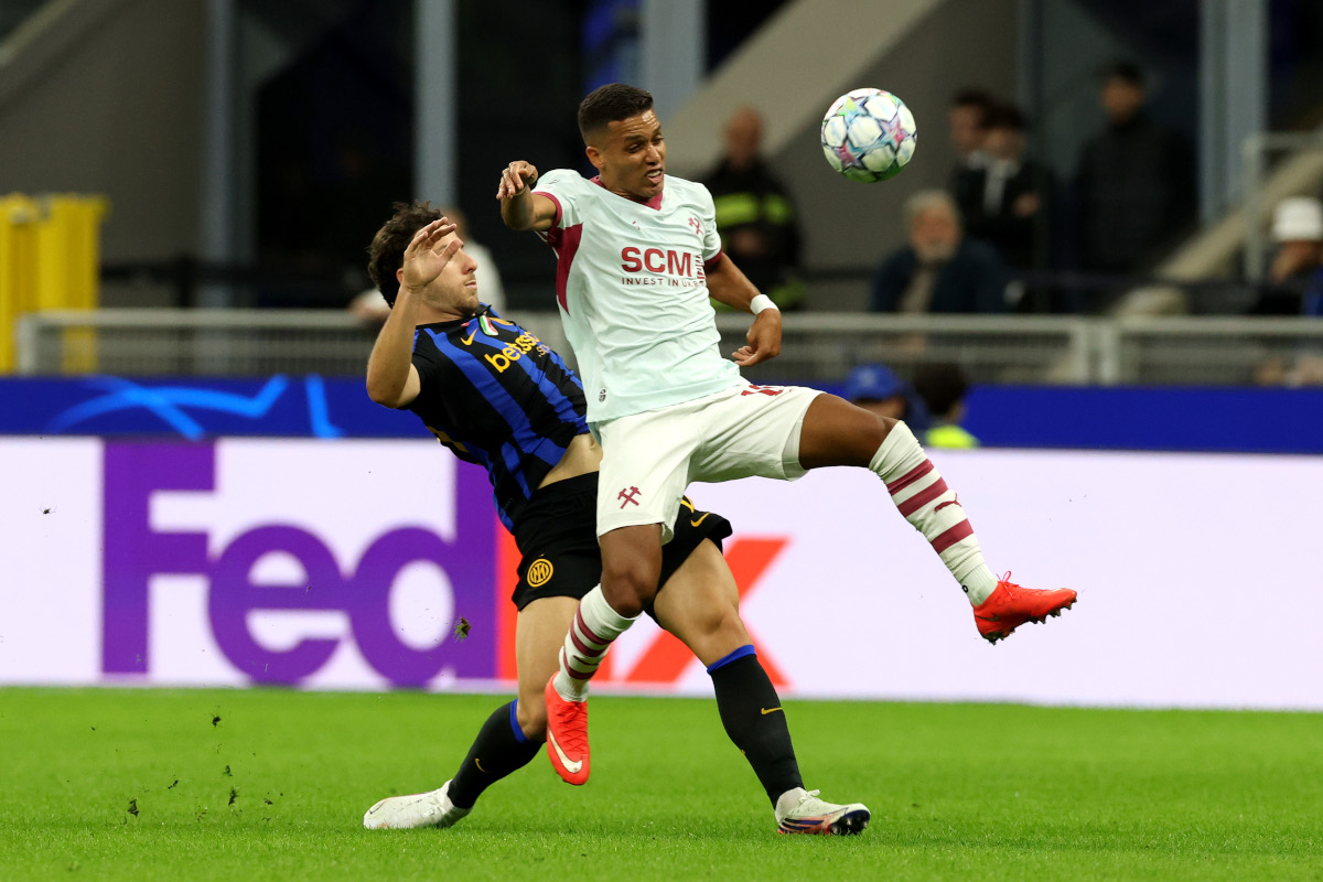 MILAN, ITALY - OCTOBER 21: Pedrinho of FC Shakhtar Donetsk is tackled by Carlos Augusto of FC Internazionale Milano during the UEFA Champions League 2026/27 League Phase MD3 match between FC Internazionale Milano and FC Shakhtar Donetsk on October 22 at Stadio San Siro, Italy. (Photo: Claudio Villa/Getty Images)