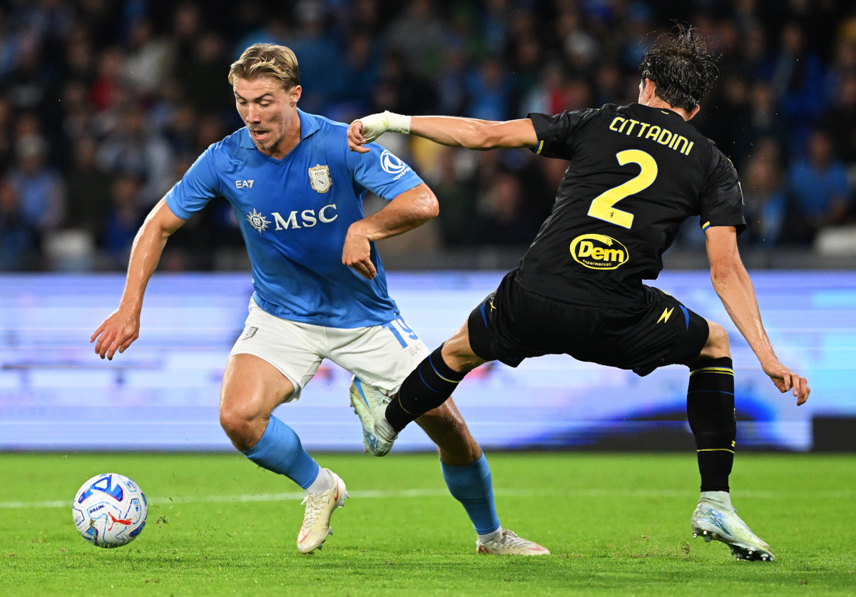 NAPLES, ITALY - OCTOBER 10: Rasmus Hojlund of SSC Napoli challenges Giorgio Cittadini of Frosinone Calcio during the Serie A match between SSC Napoli and Frosinone Calcio at Stadio Diego Armando Maradona on October 10, 2026 in Naples, Italy. (Photographer Francesco Pecoraro/Getty Images)