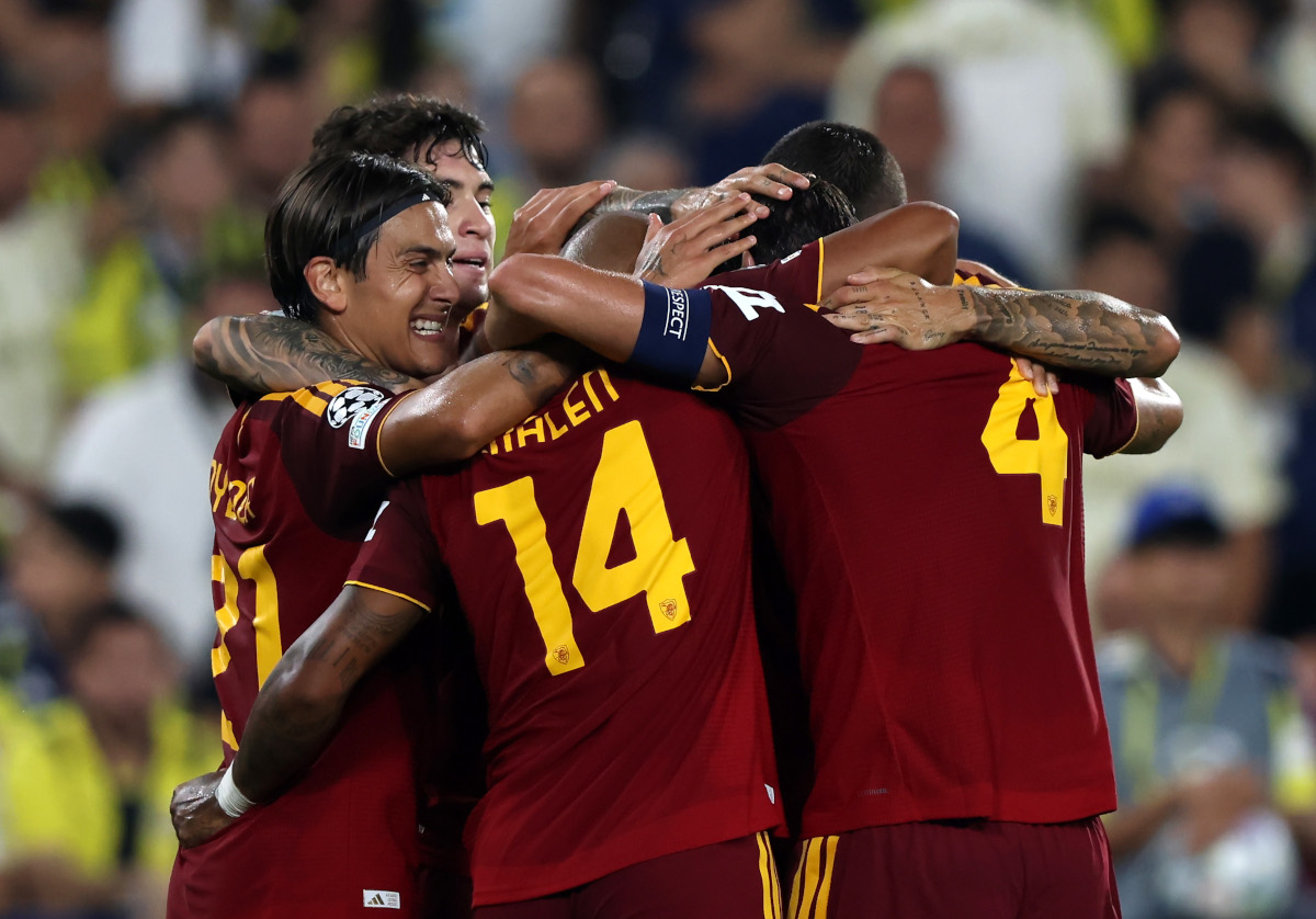 ISTANBUL, TURKEY - SEPTEMBER 10: AS Roma's Bryan Cristante celebrates scoring his team's first goal with his teammates during the 2026/27 Liga MD1 round between Fenerbahce SK and AS Roma. (Photo by Burak Kara/Getty Images)
