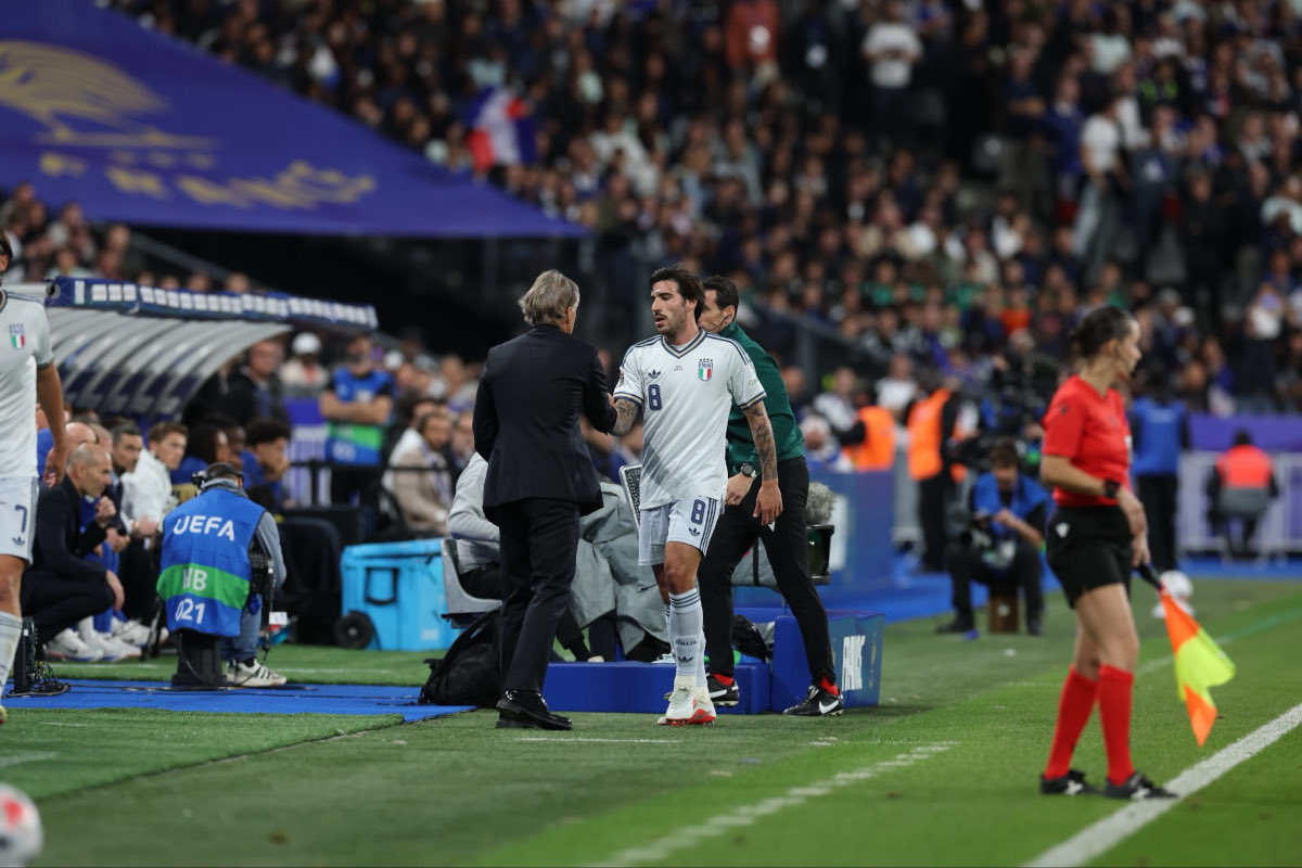Italy's Sandro Tonali greets coach Roberto Mancini after being substituted for France in the Nations League MD3 MD3 (@azzurri)