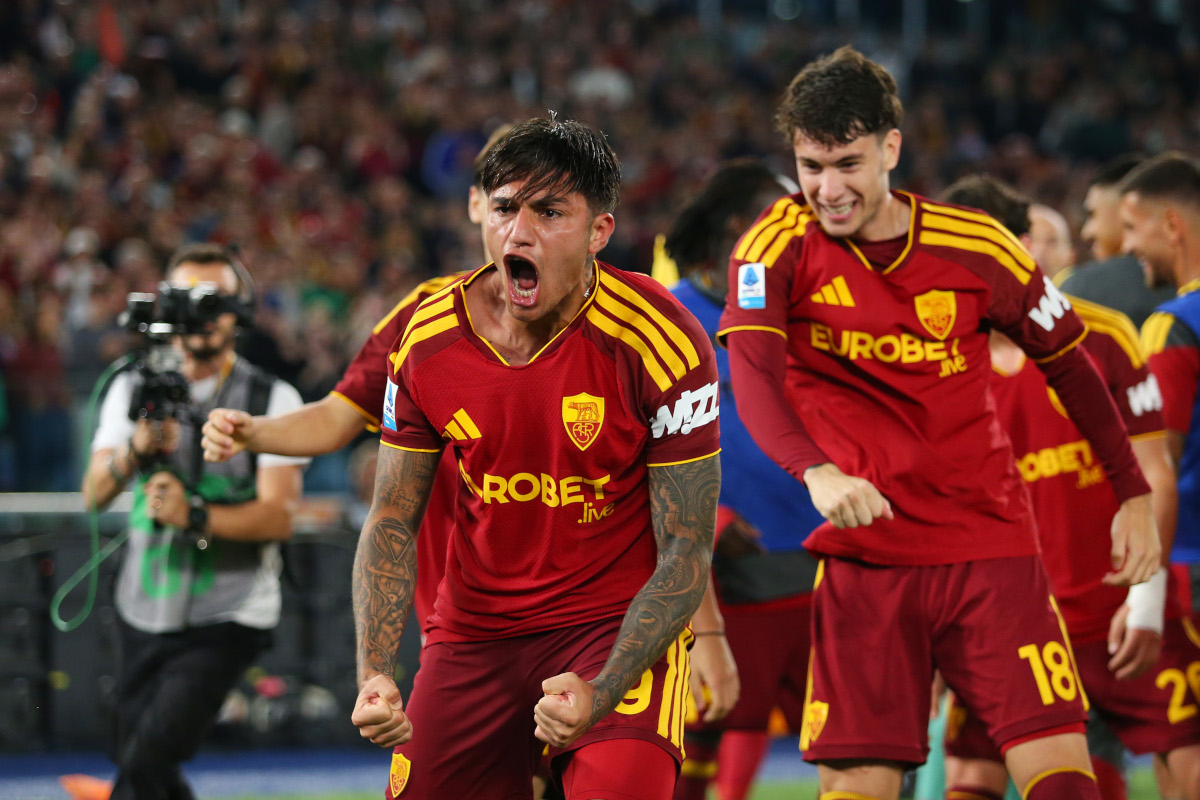 ROME, ITALY - OCTOBER 17: Santiago Castro of AS Roma celebrates scoring his team's first goal during the Serie A match between AS Roma and Genoa CFC at Stadio Olimpico on October 17, 2026 in Rome, Italy. (Photo by Paolo Bruno/Getty Images)