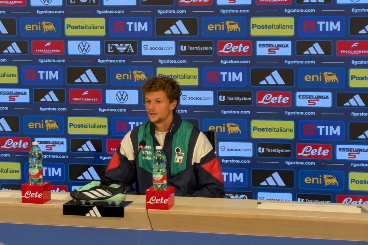 Giorgio Scalvini speaks to the media during his pre-match press conference at the Coverciano stadium in Florence, Italy (photo: Lorenzo Bettoni)
