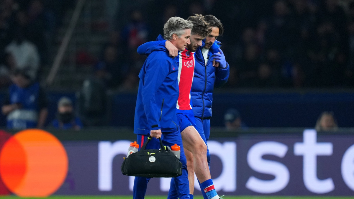 Khvicha Kvaratskhelia limped. (Photo by Shaun Botterill/Getty Images)