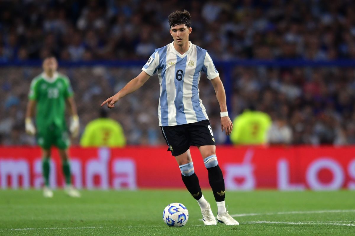 BUENOS AIRES, ARGENTINA - NOVEMBER 19: Leonardo Balerdi of Argentina controls the ball during the 2026 FIFA World Cup South American qualifier between Argentina and Peru at Estadio Alberto J. Armando on November 19, 2024 in Buenos Aires, Argentina. (Photo by Marcelo Endelli/Getty Images)