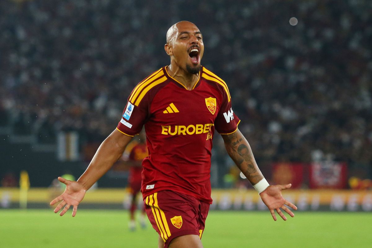 ROME, ITALY - AUGUST 24: Donyell Malen of AS Roma celebrates scoring his team's first goal during the Serie A match between AS Roma and ACF Fiorentina at Stadio Olimpico on August 24, 2026 in Rome, Italy. (Photo by Paolo Bruno/Getty Images)