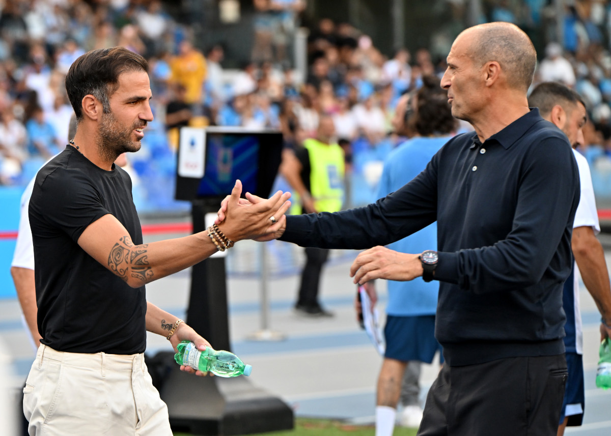 NAPLES, ITALY - AUGUST 30: Como manager Cesc Fabregas shakes hands with Napoli manager Massimiliano Allegri before the Serie A match between SSC Napoli and Como 1907 at Stadio Diego Armando Maradona on August 30, 2026 in Naples, Italy. (Photographer Francesco Pecoraro/Getty Images)