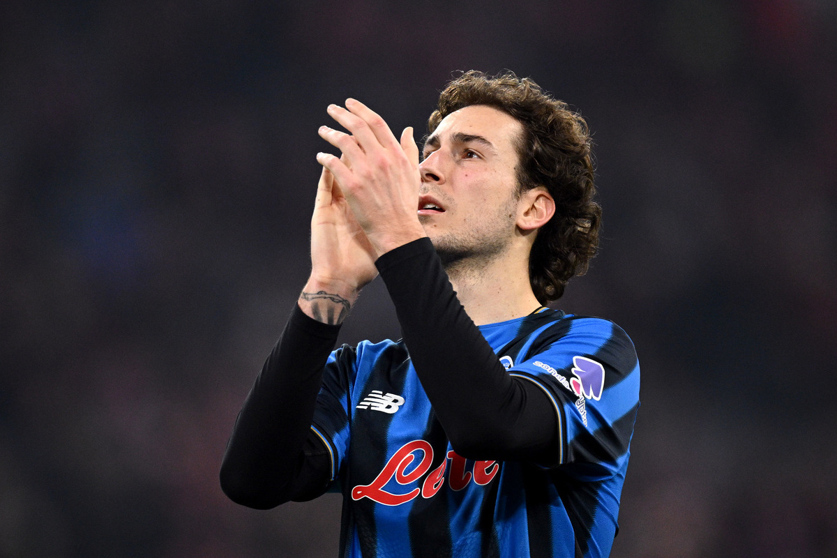 MUNICH, GERMANY - MARCH 18: Lorenzo Bernasconi of Atalanta acknowledges the fans after the UEFA Champions League 2025/26 Round of 16 second leg match between FC Bayern Munich and Atalanta BC at Football Arena Munich on March 18, 2026 in Munich, Germany. (Photo by Stuart Franklin/Getty Images)