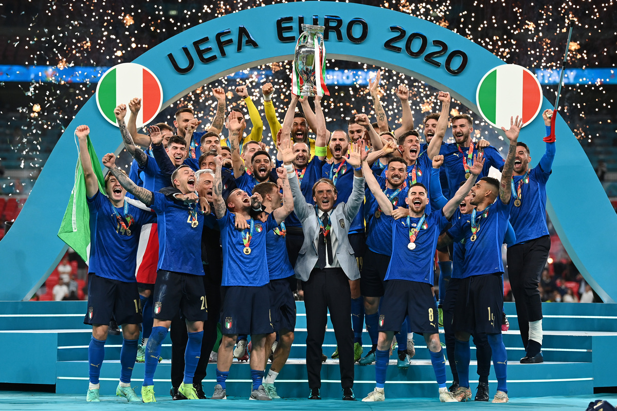 LONDON, ENGLAND - JULY 11: Italy captain Giorgio Chiellini lifts the Henri Delaunay trophy with coach Roberto Mancini after his team's victory during the UEFA Euro 2020 Championship Final between Italy and England at Wembley Stadium on July 11, 2021 in London, England. (Photo by Michael Regan/UEFA via Getty Images)
