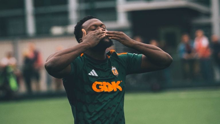 Alex Teniola scores the winner in injury time as SE Dons beat Chichester in the second qualifying round of the FA Cup (cc: TeniolaTime)