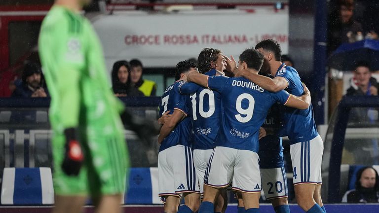 Como players celebrate early lead against Man Utd in Champions League